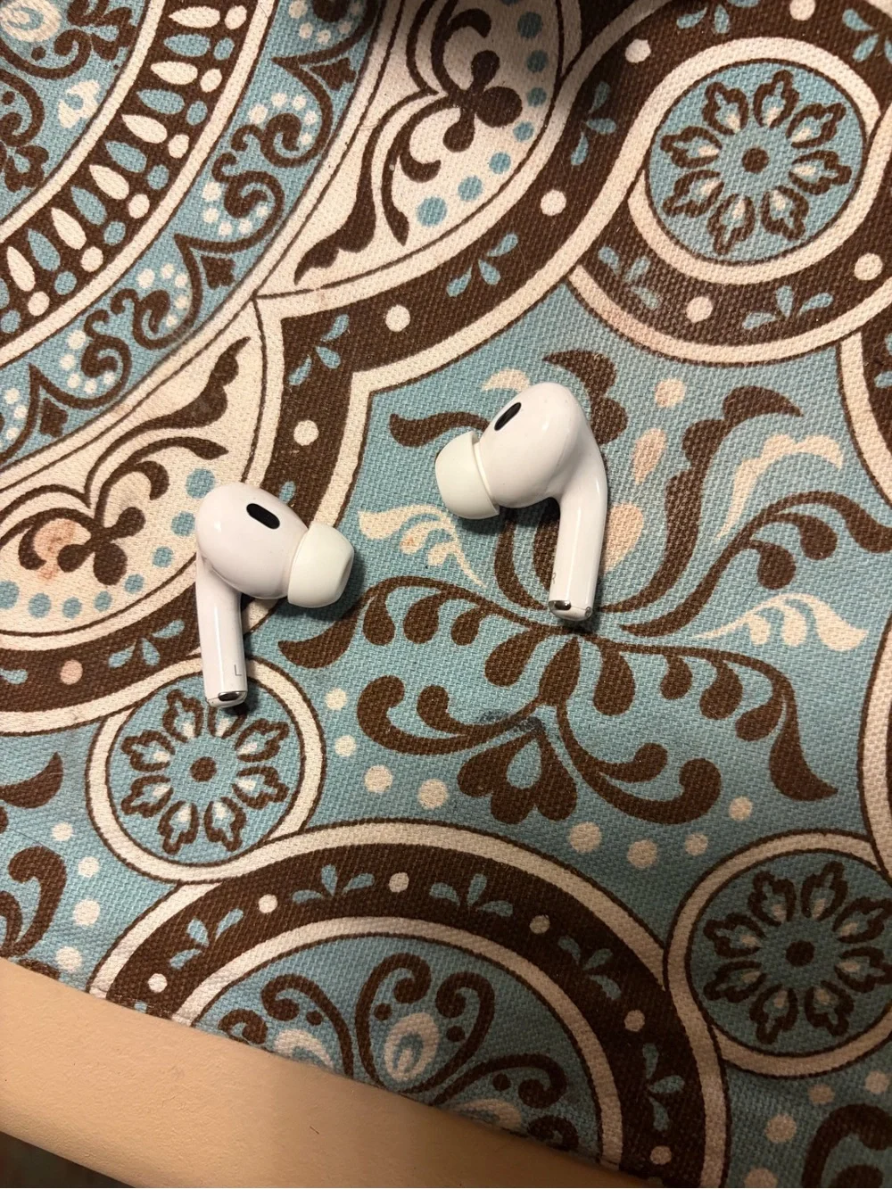 White I Pod Pros  Wireless Earbuds with Charging Case
